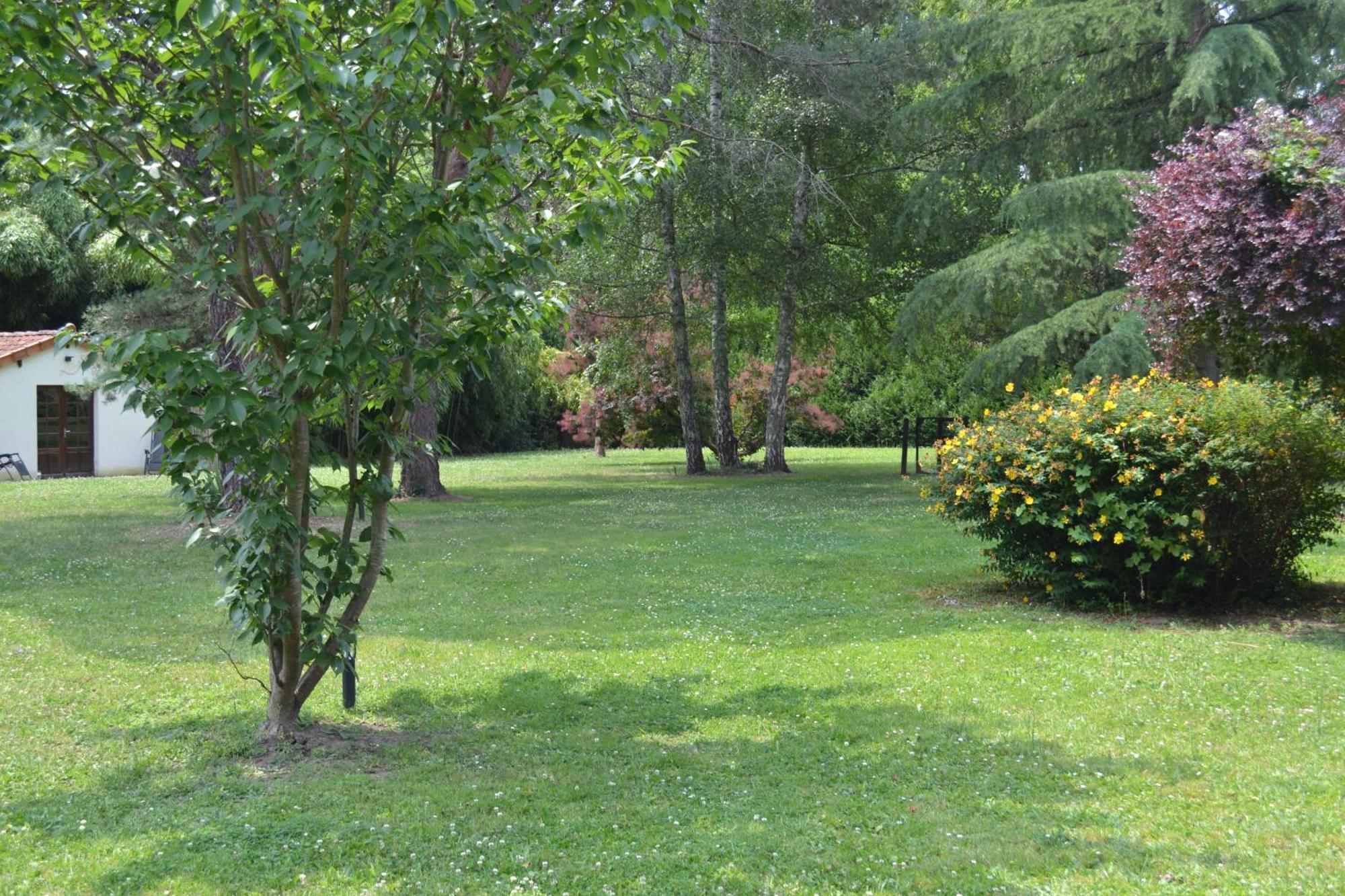 Les Bruyeres B&B Montbron 外观 照片