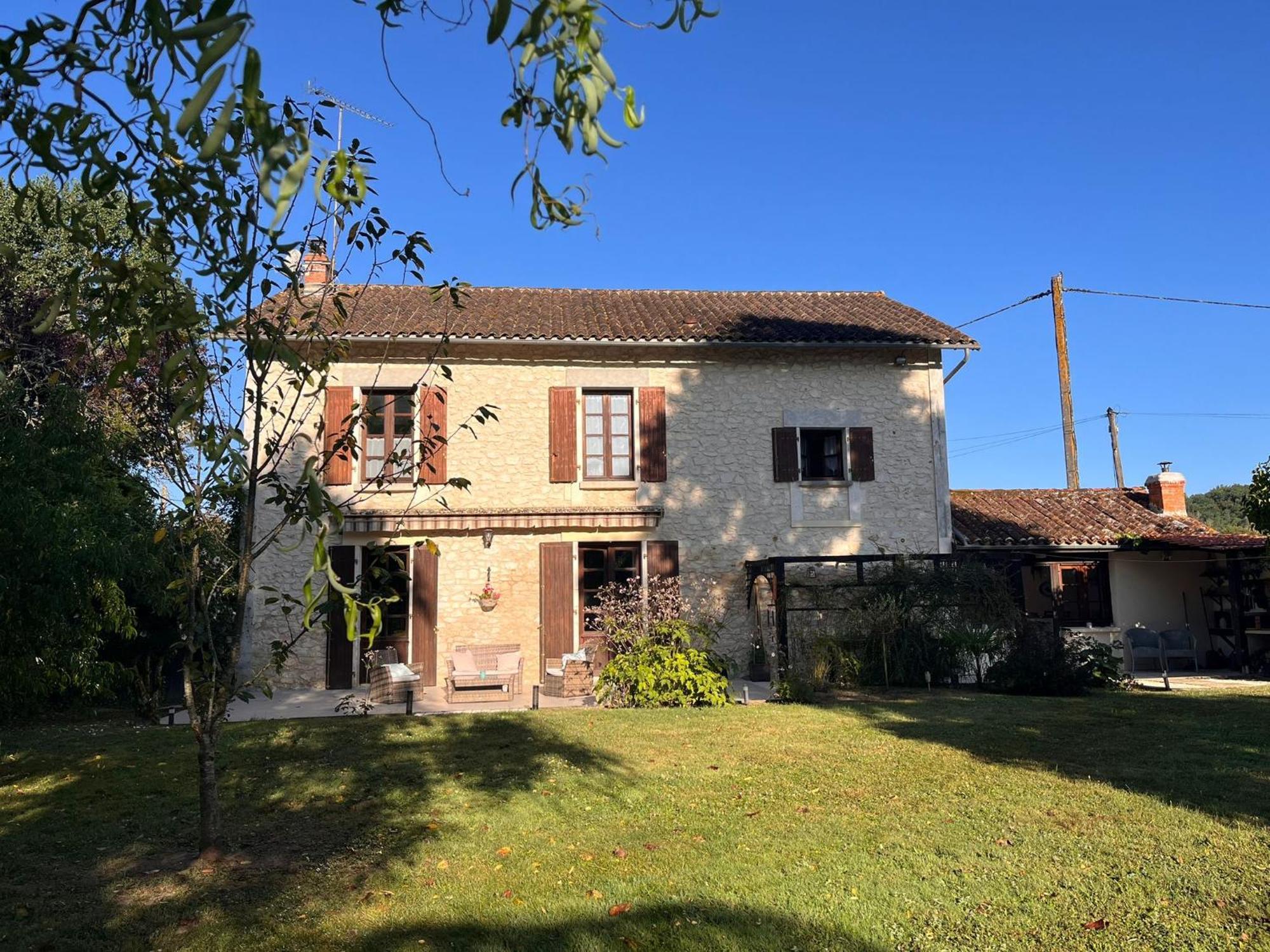 Les Bruyeres B&B Montbron 外观 照片