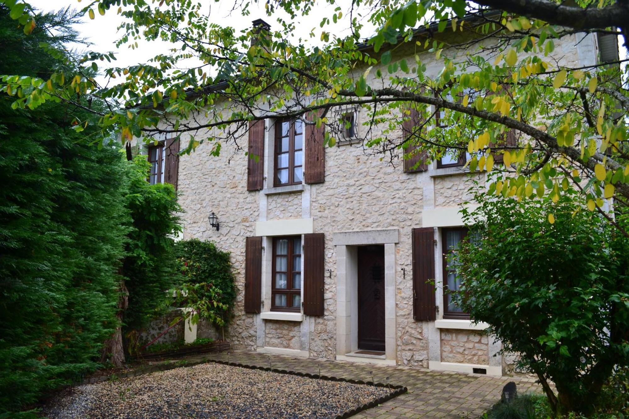 Les Bruyeres B&B Montbron 外观 照片